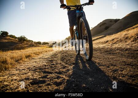 Silhouette zugeschnittenen Ansicht der Jüngling Mountainbike, Dirt-Track, Mount Diablo, Bay Area, Kalifornien, USA Stockfoto