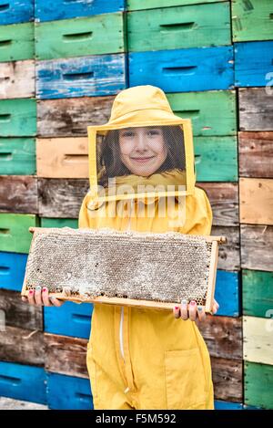 Junges Mädchen Kleid Imker Bienenkorb Halterahmen Stockfoto