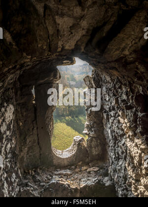 Festungsmauer Scharte in der mittelalterlichen Burg Ogrodzieniec, auf den Spuren von den Eagles Nest, Krakau-Czestochowa Upland Stockfoto