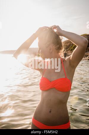 Temperamentvolle Frau im Meer tragen Bikini, Menorca, Balearen, Spanien Stockfoto