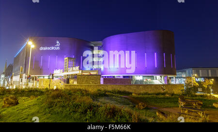 Drake Zirkus-Einkaufszentrum in der Nacht.  Stadtzentrum von Plymouth, Devon, UK Stockfoto