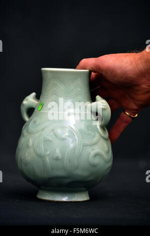 Peter Francis Auktionatoren, alte Bahnhofstraße. Eine chinesische Vase mit einem Richtpreis von £150 verkauft für eine erstaunliche £114,500 Stockfoto