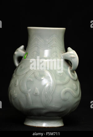 Peter Francis Auktionatoren, alte Bahnhofstraße. Eine chinesische Vase mit einem Richtpreis von £150 verkauft für eine erstaunliche £114,500 Stockfoto