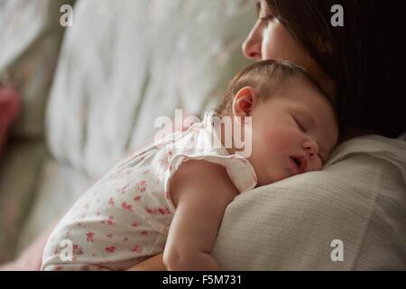Mutter mit schlafenden baby Stockfoto