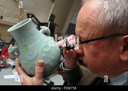 Peter Francis Auktionatoren, alte Bahnhofstraße. Eine chinesische Vase mit einem Richtpreis von £150 verkauft für eine erstaunliche £114,500 Stockfoto