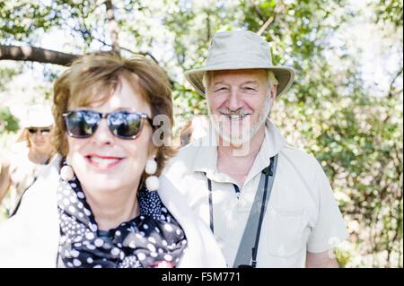 Porträt der ältere Mann und Frau auf Safari in Sambia Stockfoto