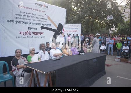 Dhaka, Bangladesch. 6. November 2015. Bangladesch-Aktivisten versammelten sich an einem Protest gegen die Tötung der Schriftsteller und Verleger in Dhaka, Bangladesch, 6. November 2015. © Suvra Kanti Das/ZUMA Draht/Alamy Live-Nachrichten Stockfoto