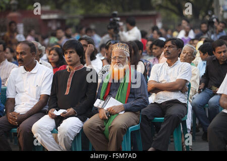 Dhaka, Bangladesch. 6. November 2015. Bangladesch-Aktivisten versammelten sich an einem Protest gegen die Tötung der Schriftsteller und Verleger in Dhaka, Bangladesch, 6. November 2015. © Suvra Kanti Das/ZUMA Draht/Alamy Live-Nachrichten Stockfoto