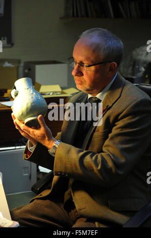 Peter Francis Auktionatoren, alte Bahnhofstraße. Eine chinesische Vase mit einem Richtpreis von £150 verkauft für eine erstaunliche £114,500 Stockfoto