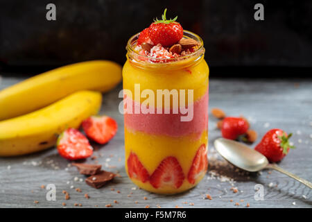 Mango und Erdbeere smoothie Stockfoto