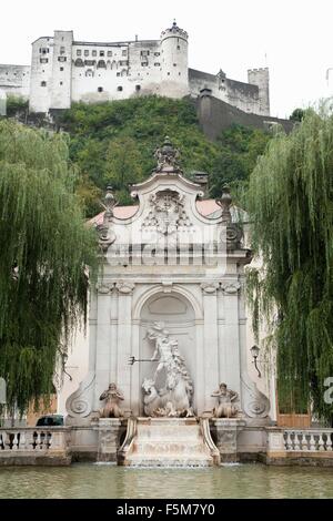 Niedrigen Winkel Blick auf Festung Hohensalzburg und Neptun Brunnen, Salzberg, Österreich Stockfoto