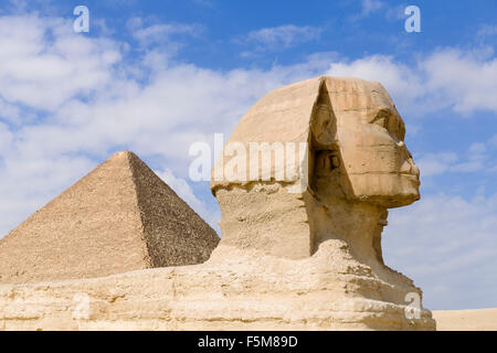 Ägypten, Kairo: die große Sphinx und die Pyramiden von Gizeh (auch bekannt als die Pyramide von Khufu oder der Pyramide des Cheops) Stockfoto