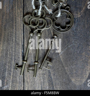 Bund der Vintage Keys auf alten Holzbrett von oben Stockfoto