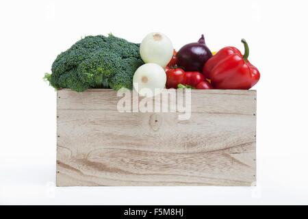 Holz Kiste gefüllt mit frischem Gemüse Stockfoto