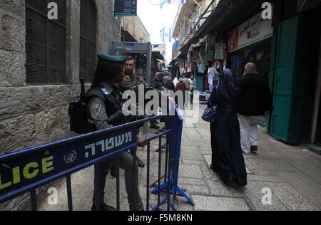 Jerusalem, Jerusalem, Palästina. 6. November 2015. Palästinenser gehen vorbei an israelischen Polizisten, wie sie in der Jerusalemer Altstadt nach Freitagsgebet am 3. November 2015 Wache. Die aktuelle Welle von Gewalt brach Mitte September, angeheizt durch Gerüchte, die Israel versuchte, die jüdische Präsenz in Jerusalem zu erhöhen dann schnell verbreitet über Israel, das Westjordanland und den Gaza-Streifen Kredit: Mahfouz Abu Türke/APA Bilder/ZUMA Draht/Alamy Live News Stockfoto