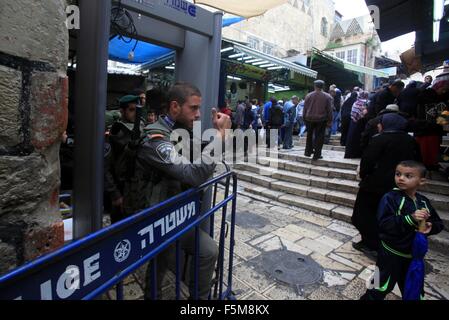 Jerusalem, Jerusalem, Palästina. 6. November 2015. Palästinenser gehen vorbei an israelischen Polizisten, wie sie in der Jerusalemer Altstadt nach Freitagsgebet am 3. November 2015 Wache. Die aktuelle Welle von Gewalt brach Mitte September, angeheizt durch Gerüchte, die Israel versuchte, die jüdische Präsenz in Jerusalem zu erhöhen dann schnell verbreitet über Israel, das Westjordanland und den Gaza-Streifen Kredit: Mahfouz Abu Türke/APA Bilder/ZUMA Draht/Alamy Live News Stockfoto