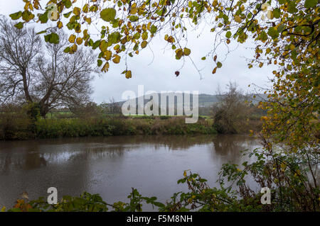 Bathampton, Bath, Somerset, UK. 6. November 2015. Blick über den Fluss Avon in Richtung vorgeschlagenen Standort von einem Park und ride Parkplatz auf alten Strandwiesen (im Hintergrund) in Bathampton in der Nähe von Bad. Das Bad und die North East Somerset (BaNES) Kreistag entscheidet nächste Woche über Vorschläge für das Schema inmitten viel lokale Opposition. Bildnachweis: Richard Wayman/Alamy Live-Nachrichten Stockfoto