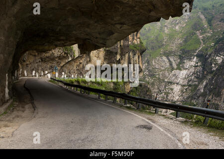 Indien, Himachal Pradesh, Kinnaur, Straße in Fels Überhang des Sutlej River Schlucht geschnitten Stockfoto