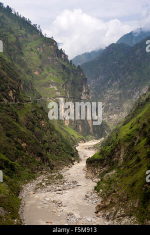 Indien, Himachal Pradesh, Kinnaur, Straße in steilen Felswand steil Sutlej River Schlucht geschnitten Stockfoto