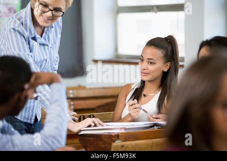 Lehrer an Schüler im Klassenzimmer Stockfoto