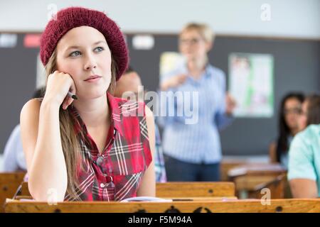 Studentin, am Schreibtisch im Klassenzimmer sitzen, denken Stockfoto