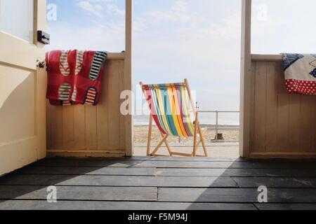 Leeren Liegestuhl außerhalb Strandhütte, Rückansicht Stockfoto