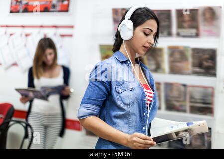 Junge Frau mit Kopfhörern, Studium Stockfoto