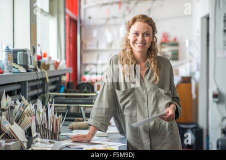 Porträt von weiblichen print-Designer in Werkstatt Stockfoto