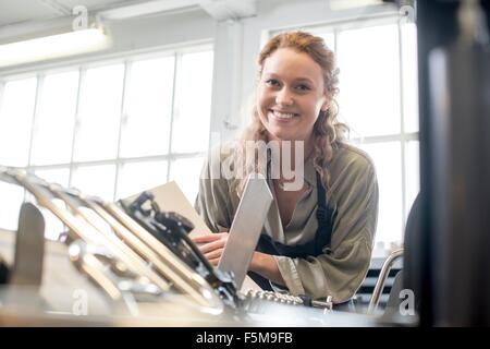 Druckerin im Buchdruck Werkstatt Stockfoto