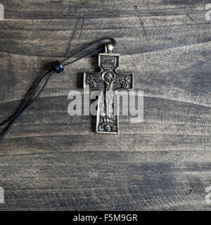 Nahaufnahme von einfachen christlichen Kreuz Halskette auf hölzernen Hintergrund Stockfoto