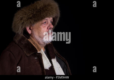Porträt von harten senior woman in Winterkleidung im studio Stockfoto