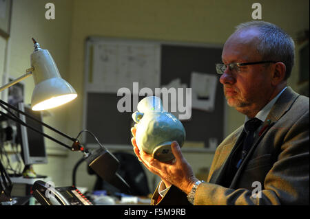 Peter Francis Auktionatoren, alte Bahnhofstraße. Eine chinesische Vase mit einem Richtpreis von £150 verkauft für eine erstaunliche £114,500 Stockfoto