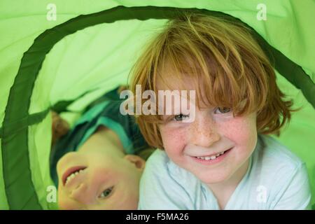 Zwei Jungen spielen in spielen Rohr Stockfoto