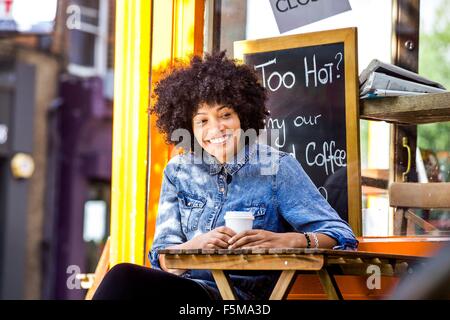 Glücklich Reife Frau trinken Kaffee zum mitnehmen und Straßencafé Stockfoto