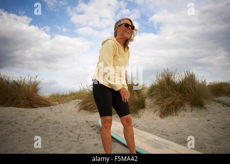 Ältere Frau Neoprenanzug anziehen Stockfoto