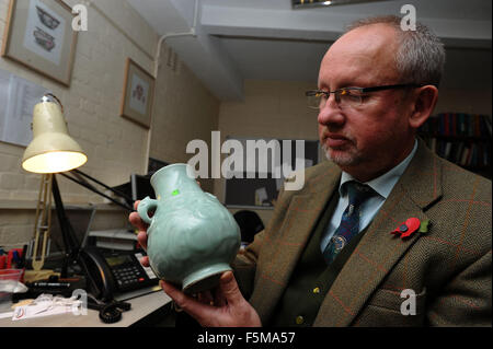 Peter Francis Auktionatoren, alte Bahnhofstraße. Eine chinesische Vase mit einem Richtpreis von £150 verkauft für eine erstaunliche £114,500 Stockfoto