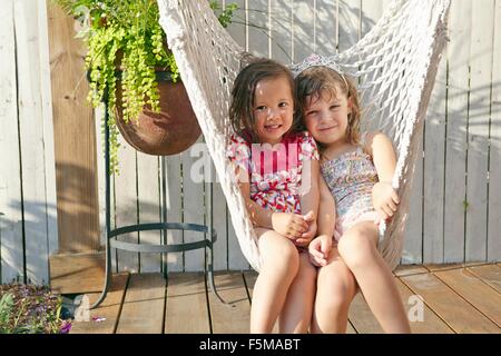 Mädchen in der Hängematte auf der Veranda sitzen Stockfoto