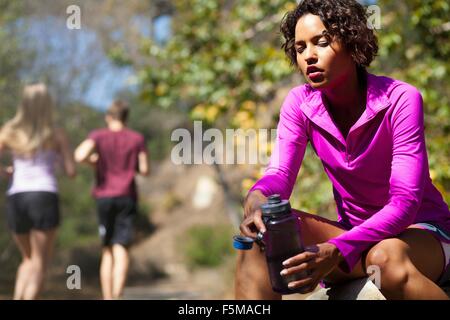 Pause im Park Jogger Stockfoto