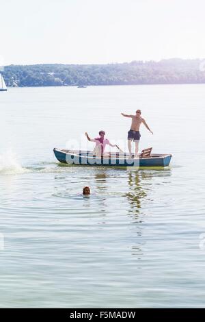 Freunde von Boot zu springen und Schwimmen im See, Schondorf, Ammersee, Bayern, Deutschland Stockfoto