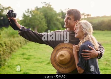 Junges Paar unter Selbstporträt im ländlichen Bereich Stockfoto