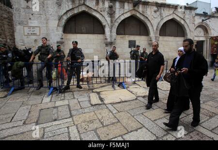 Jerusalem, Jerusalem, Palästina. 6. November 2015. Palästinenser gehen vorbei an israelischen Polizisten, wie sie in der Jerusalemer Altstadt nach Freitagsgebet am 6. November 2015 Wache. Die aktuelle Welle von Gewalt brach Mitte September, angeheizt durch Gerüchte, die Israel versuchte, die jüdische Präsenz in Jerusalem zu erhöhen dann schnell verbreitet über Israel, das Westjordanland und den Gaza-Streifen Kredit: Mahfouz Abu Türke/APA Bilder/ZUMA Draht/Alamy Live News Stockfoto