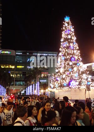 Tausende von philippinischen in der Stadt besuchten die Beleuchtung der Staffelung 86-Füße Weihnachtsbaum im Araneta Center in Cubao, Quezon Stadt, die schon eine weihnachtliche Attraktion in Metro Manila seit 1981 und ist am Weihnachtsbaum im Rockefeller Plaza in New York. (Foto: Sherbien Dacalanio / Pacific Press) Stockfoto