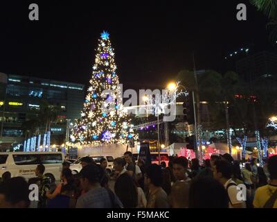 Tausende von philippinischen in der Stadt besuchten die Beleuchtung der Staffelung 86-Füße Weihnachtsbaum im Araneta Center in Cubao, Quezon Stadt, die schon eine weihnachtliche Attraktion in Metro Manila seit 1981 und ist am Weihnachtsbaum im Rockefeller Plaza in New York. (Foto: Sherbien Dacalanio / Pacific Press) Stockfoto