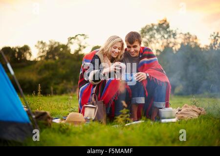 Camping Pärchen Tee trinken Stockfoto