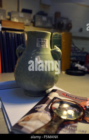 Peter Francis Auktionatoren, alte Bahnhofstraße. Eine chinesische Vase mit einem Richtpreis von £150 verkauft für eine erstaunliche £114,500 Stockfoto