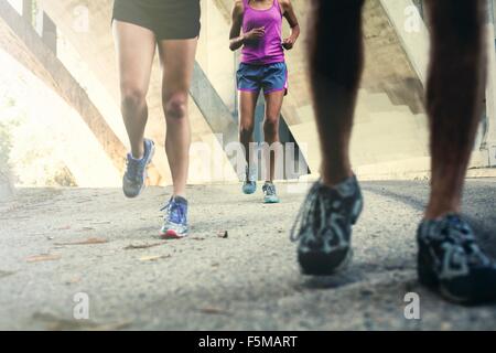 Jogger laufen auf Brücke Stockfoto