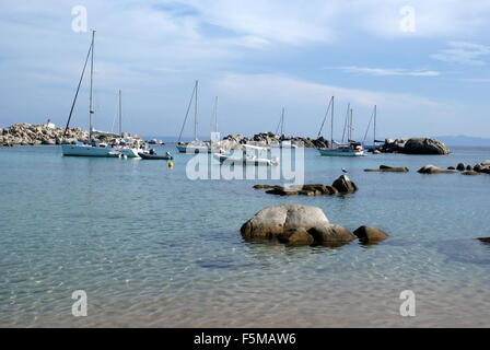 Yachten vor Anker in der Cala Lazarina, Lavezzi Insel, Corsica Stockfoto