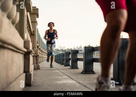 Jogger laufen auf Brücke, Arroyo Seco Park, Pasadena, Kalifornien, USA Stockfoto