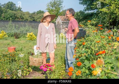 Männliche und weibliche Landwirte im Chat im Garten Stockfoto