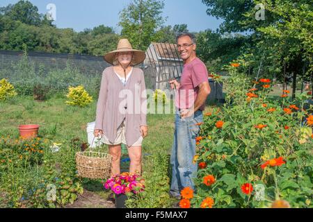 Porträt von männlichen und weiblichen Landwirten im Garten Stockfoto